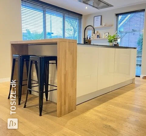 Solid oak bar for kitchen island, by Jeroen