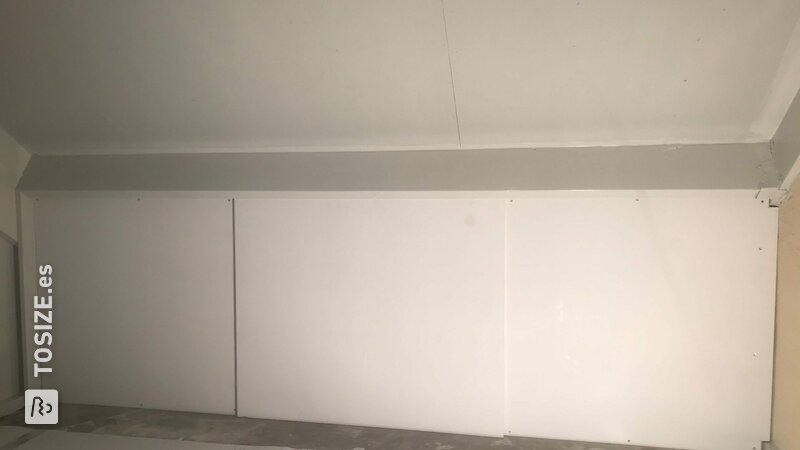 Creando espacio de almacenamiento con madera contrachapada para el ático, por Stephan