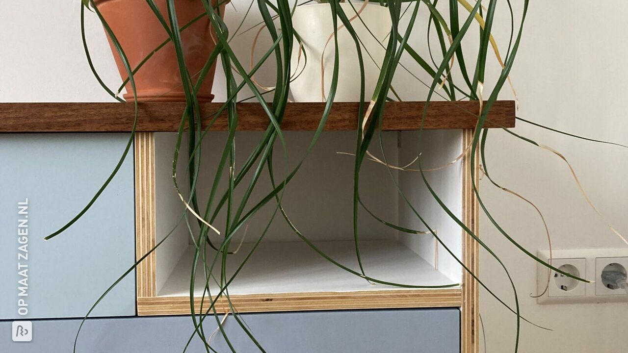 Strak DIY slaapkamer kastje van multiplex, door Roelof