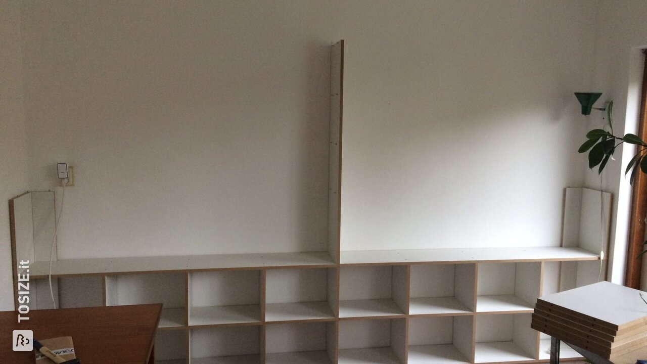 Libreria multifunzionale realizzata su misura in MDF, di Daniël
