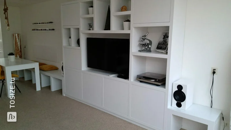 Armoire à compartiments avec niche TV et canapé, par Erik