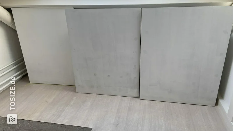 Schräge Wand mit Aufbewahrungsboxen, von Dennis
