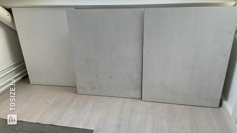 Schräge Wand mit Aufbewahrungsboxen von Dennis