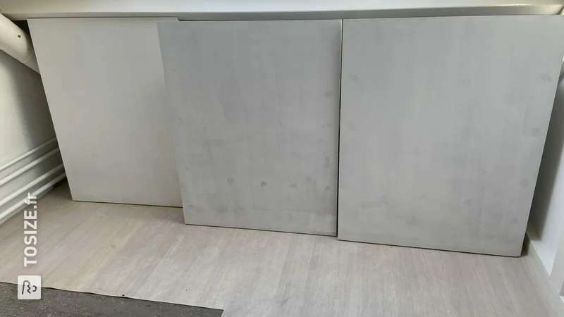 Mur incliné avec boîtes de rangement, par Dennis