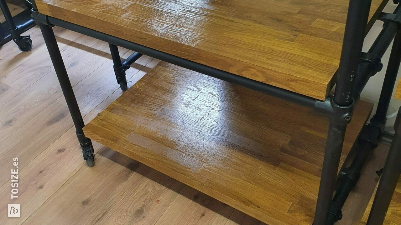 muebles de alta fidelidad hechos de panel de madera de roble y estructura de acero, de Armando