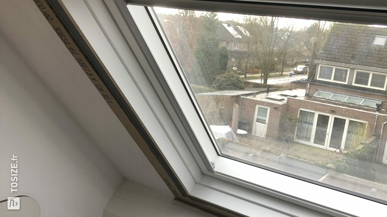 Fenêtre de toit finition avec contreplaqué de peuplier, par Frank