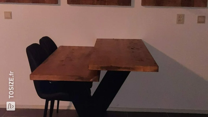 Table à manger en bois d&#39;épicéa de 40 mm avec plateau surélevé pour utilisateur de fauteuil roulant