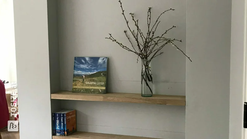 Niche with floating oak shelves, by Simone