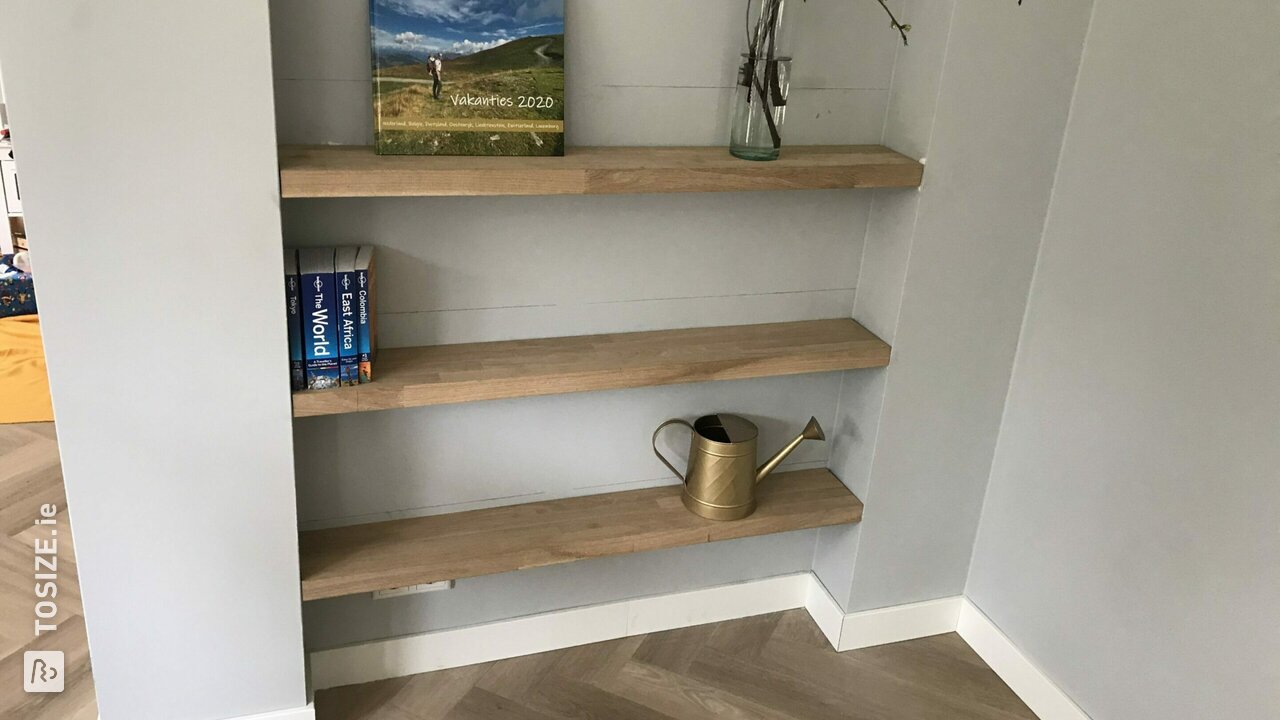Alcove with floating oak shelves, by Simone