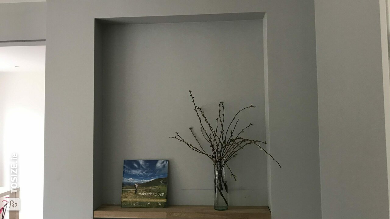 Alcove with floating oak shelves, by Simone