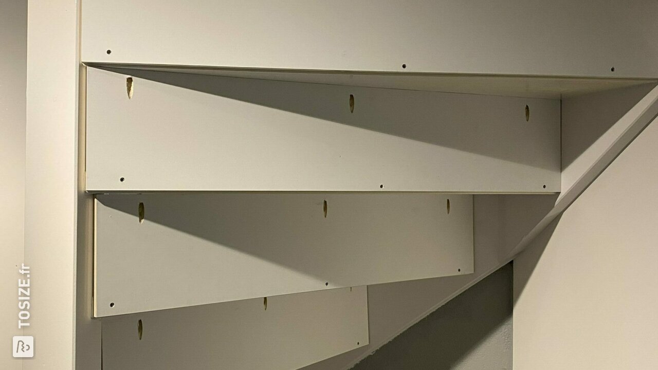 Fermeture d&#39;un escalier ouvert avec du contreplaqué, par Martijn