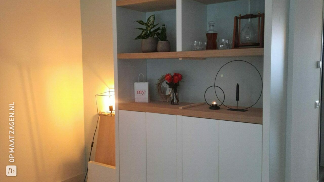 Vakkenkast met thuiswerkplek in Scandinavisch design, door Tamara