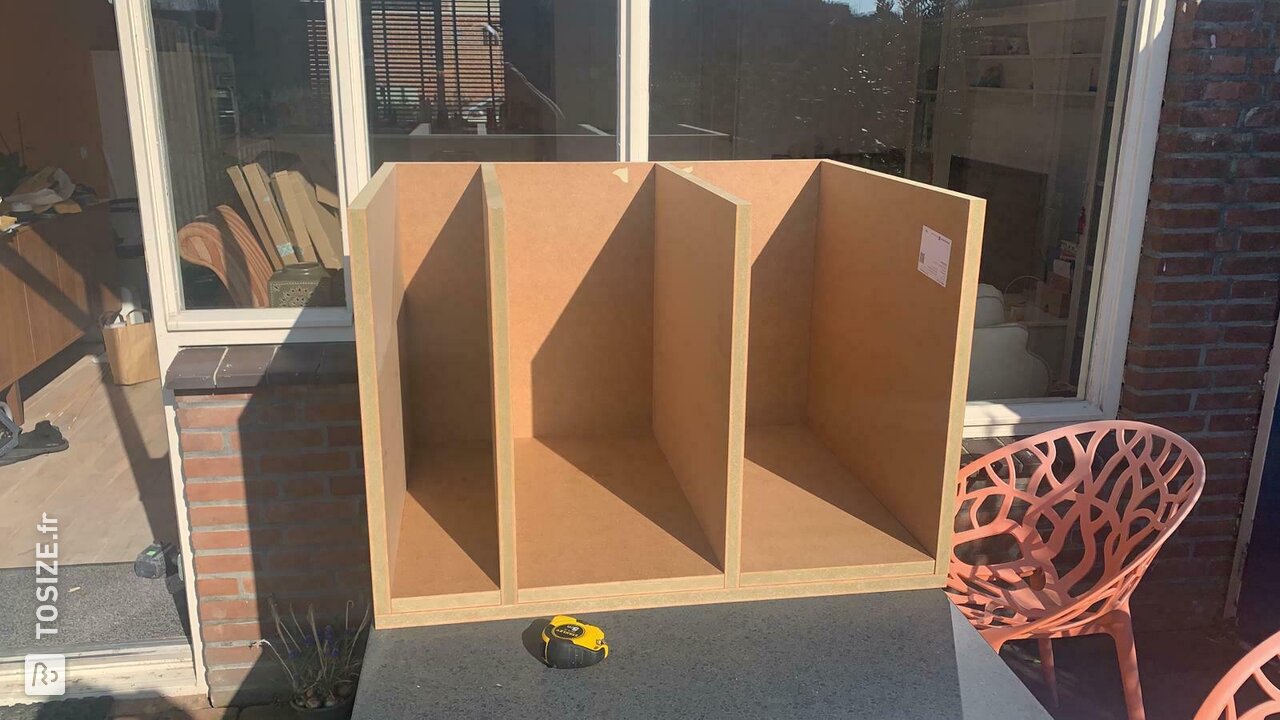 Armoire dans le hangar pour le congélateur de MDF, par Martijn