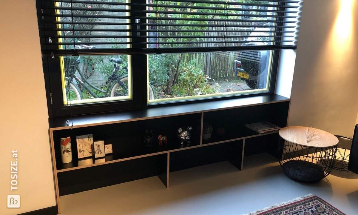 Eine Fensterbank mit einem Bücherregal boeken