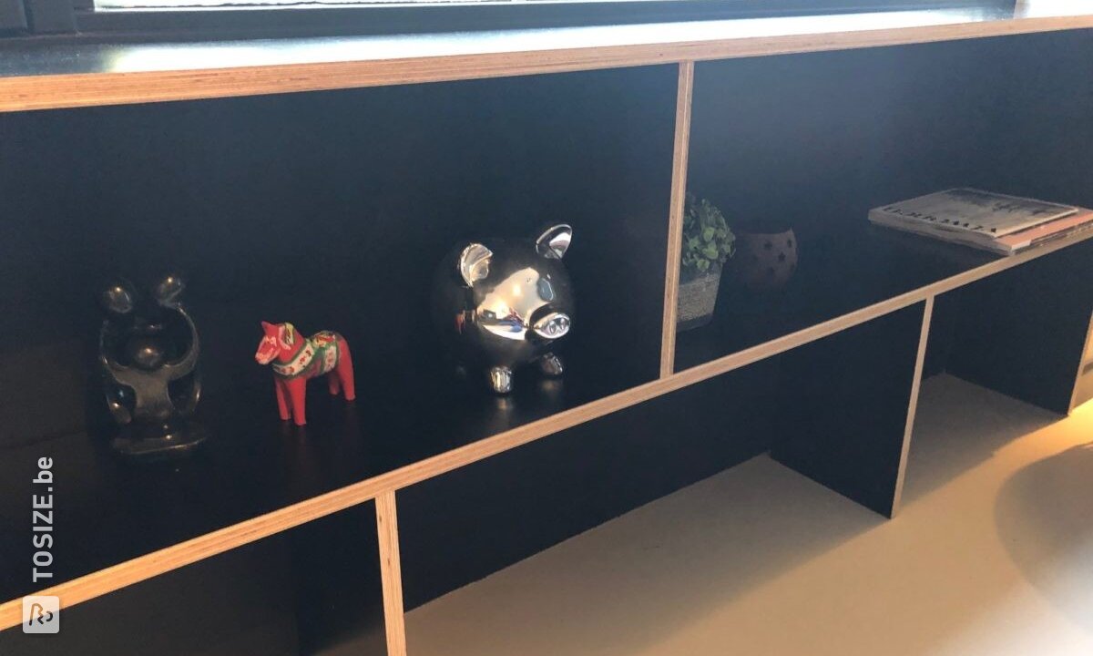 Een vensterbank met boekenkast
