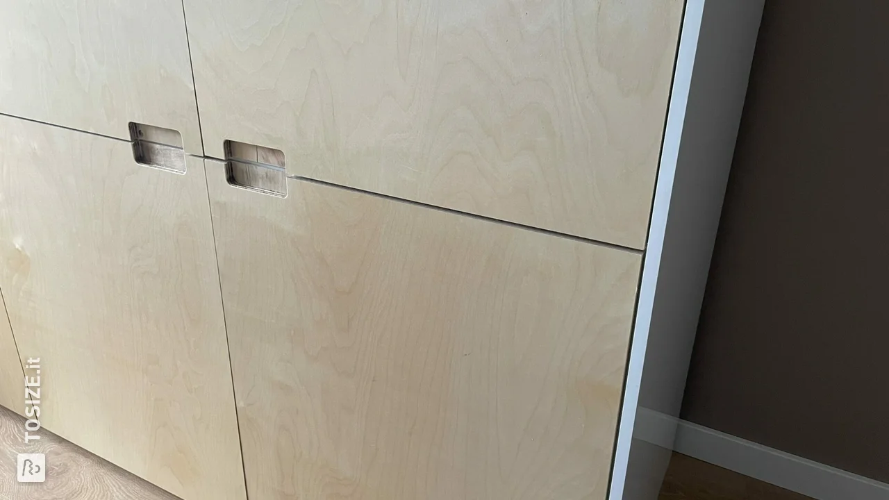 Personalizzazione di mobile IKEA con piano in legno su misura
