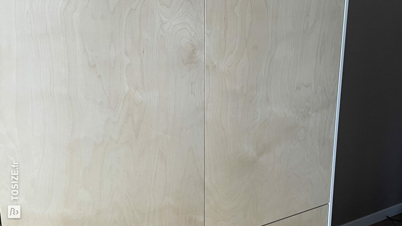 Armoire IKEA avec façades en bouleau multiplex, par Kevin