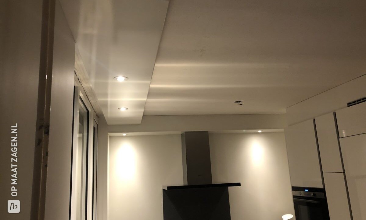 Plafond afgewerkt met koof van MDF