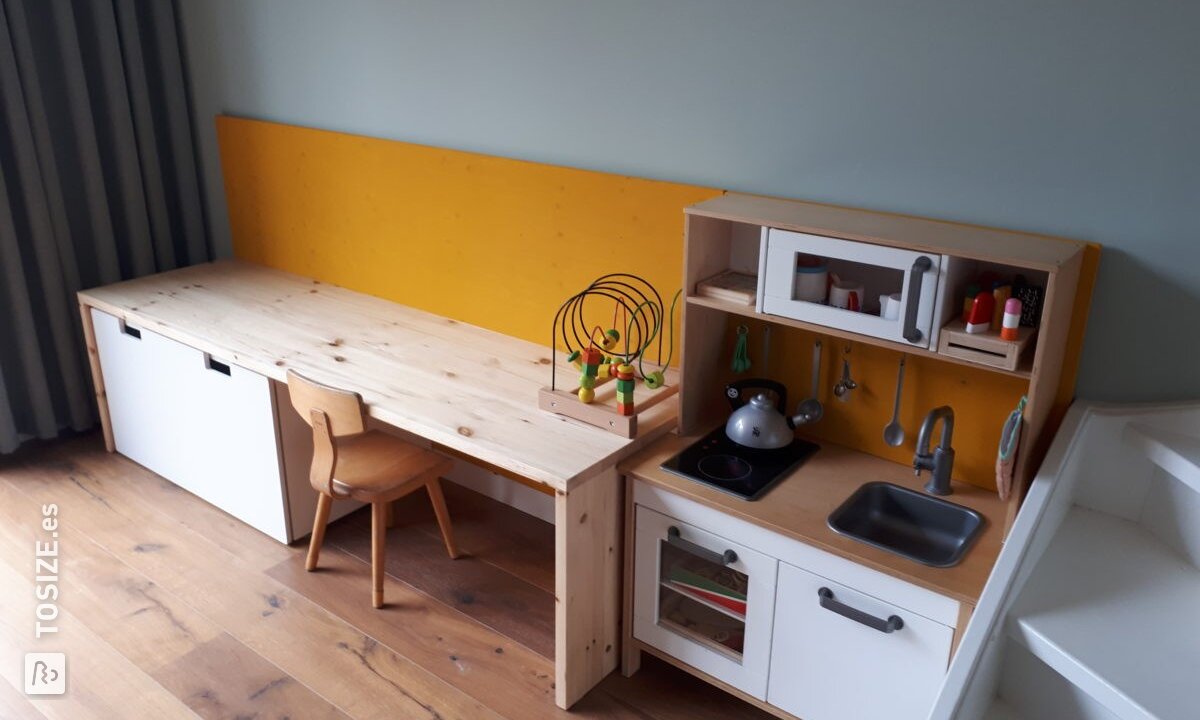 Mobiliario infantil con cocina americana de madera de pino, de Sjors