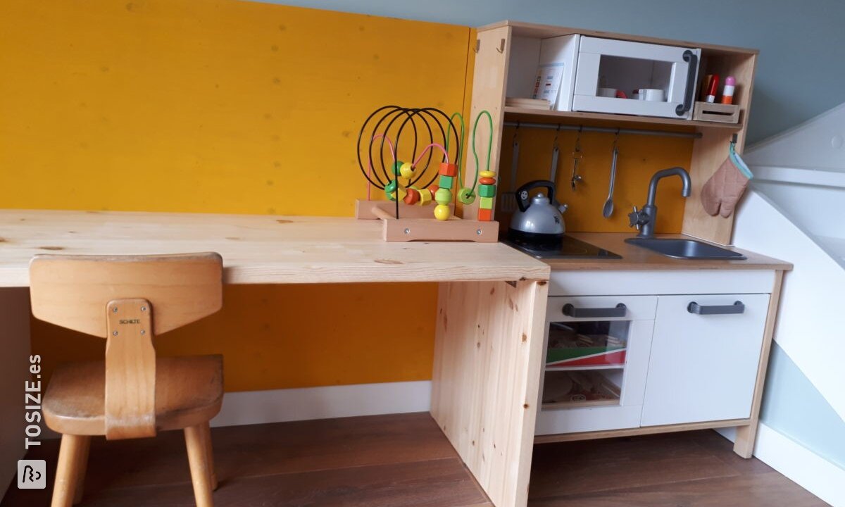 Mobiliario infantil con cocina americana de madera de pino, de Sjors
