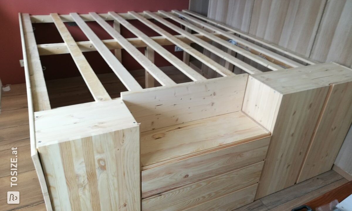 Bett mit Lagerung von Fichtenholz
