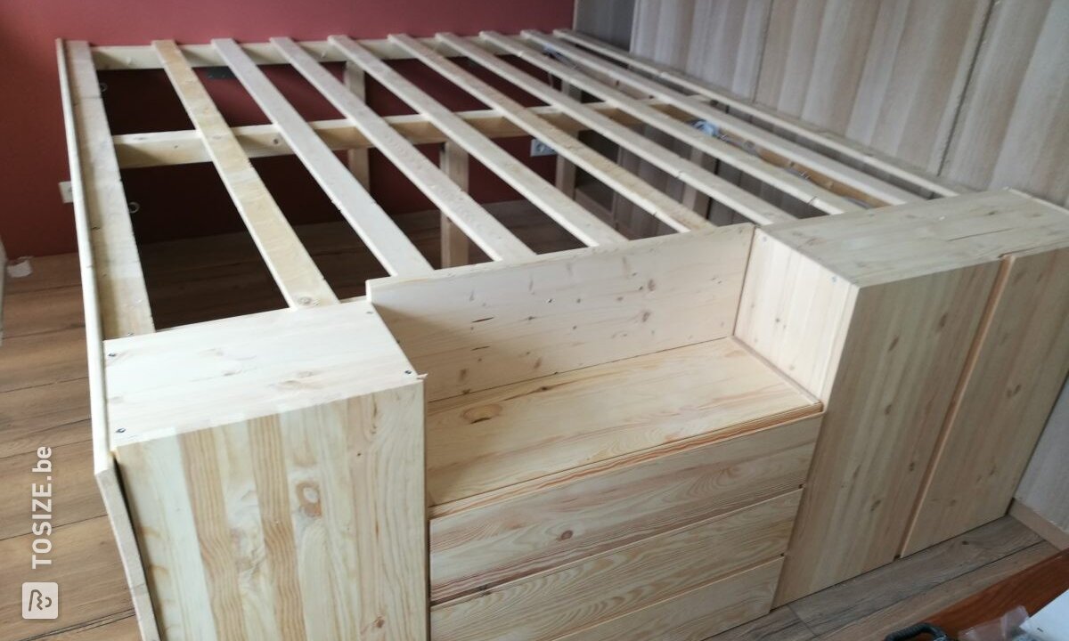 Bed met opslag van vurenhout