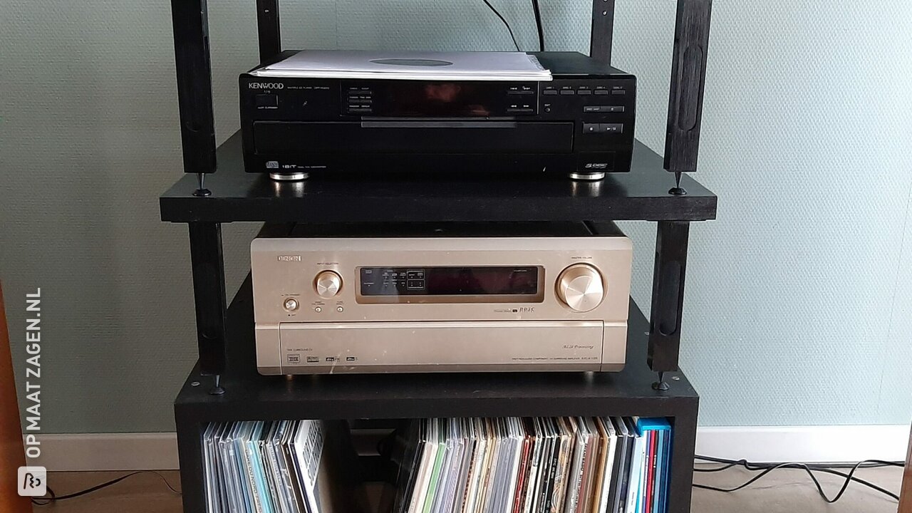 Audio meubel van massief beuken met zwarte lak, door Robert