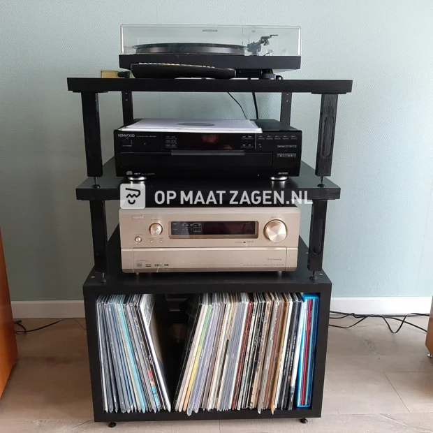 Kerel strijd Dierentuin Audio meubel van massief beuken met zwarte lak | OPMAATZAGEN.nl