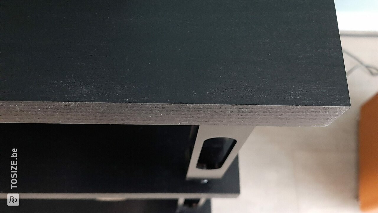 Audio meubel van massief beuken met zwarte lak, door	Robert