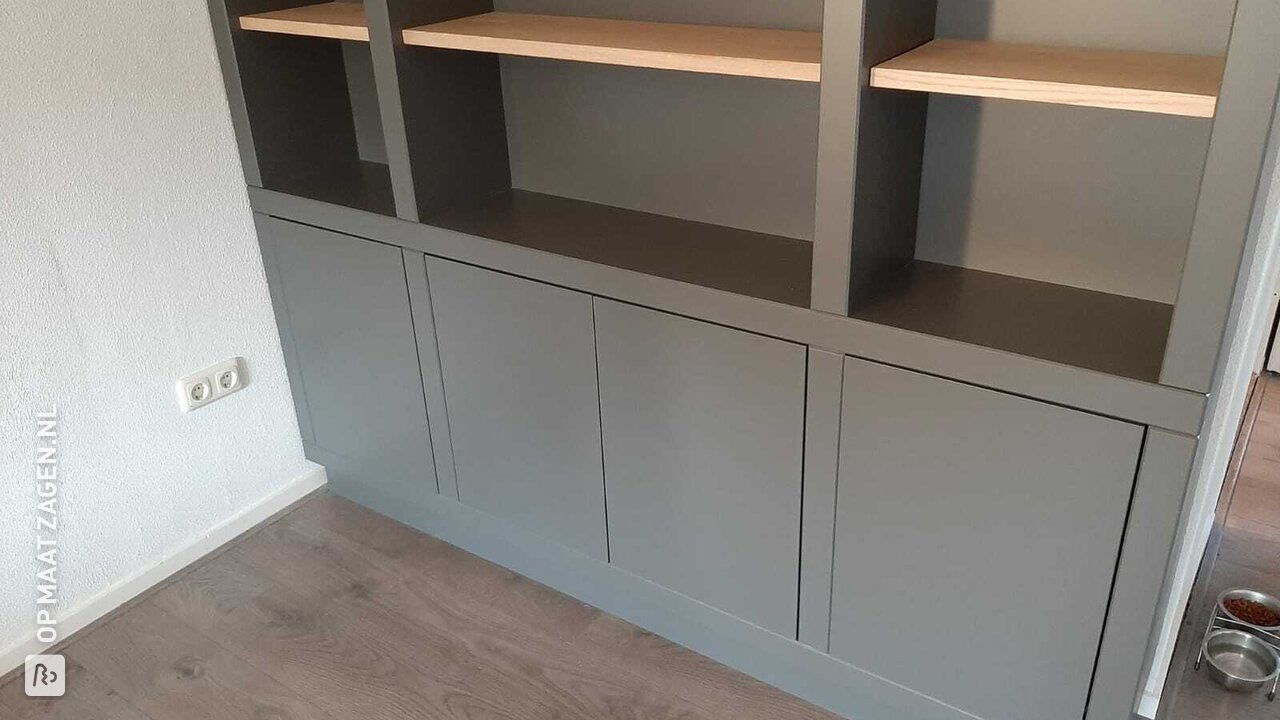 Boekenkast op maat en subwoofer van MDF, door Tristan