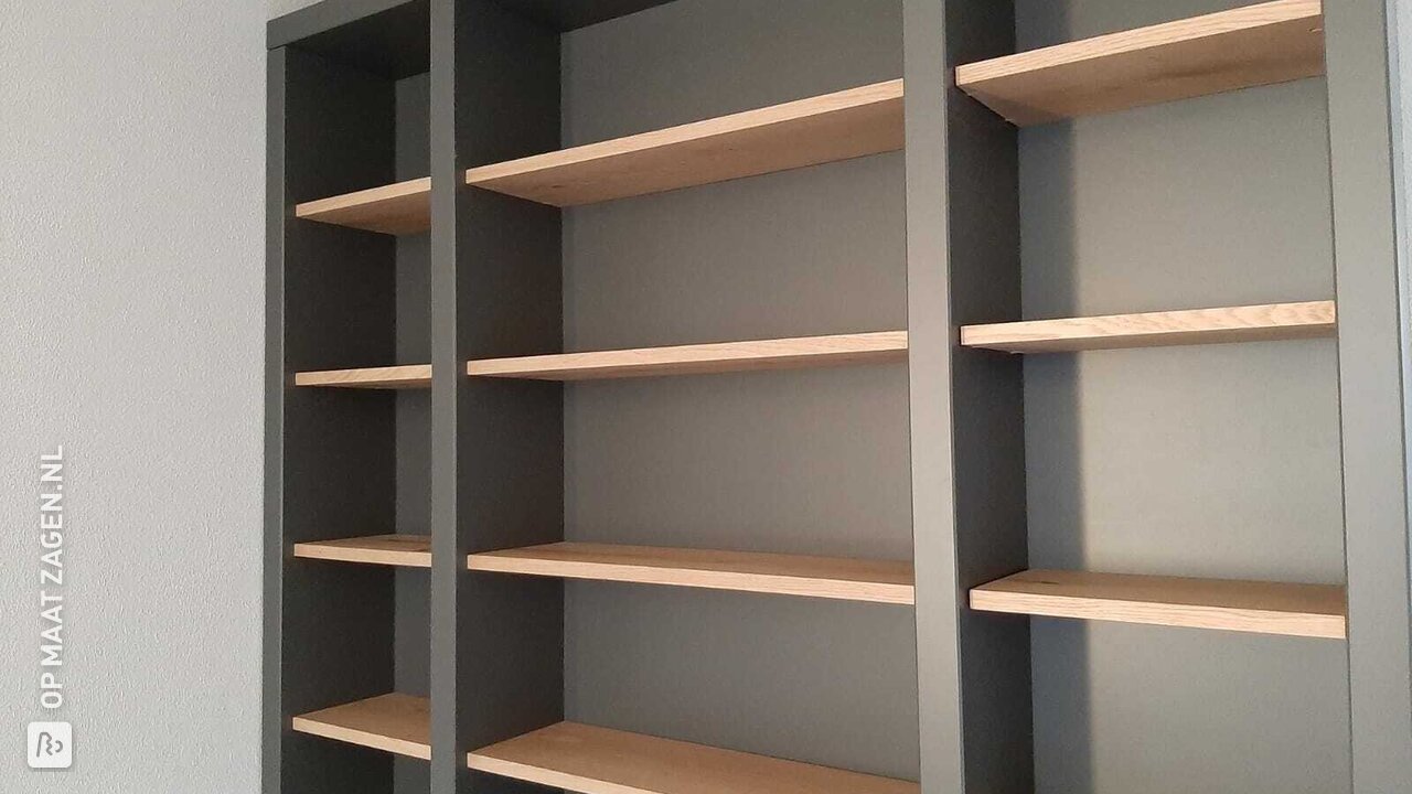 Boekenkast op maat en subwoofer van MDF, door Tristan