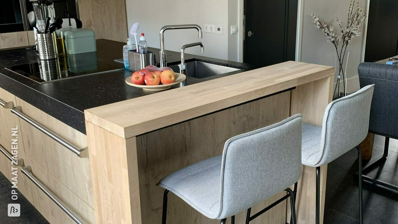Massief eiken bar aan keukeneiland, door Janet