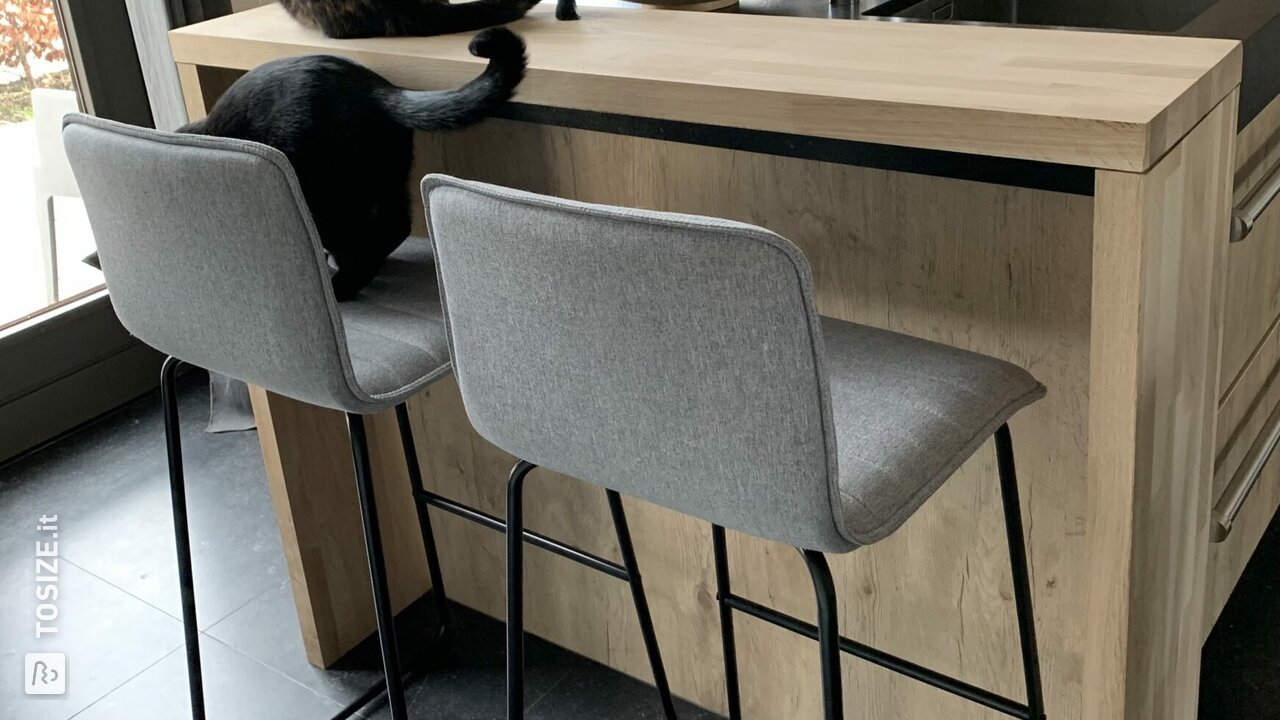 Mobile bar in rovere massello sul isola della cucina, di Janet