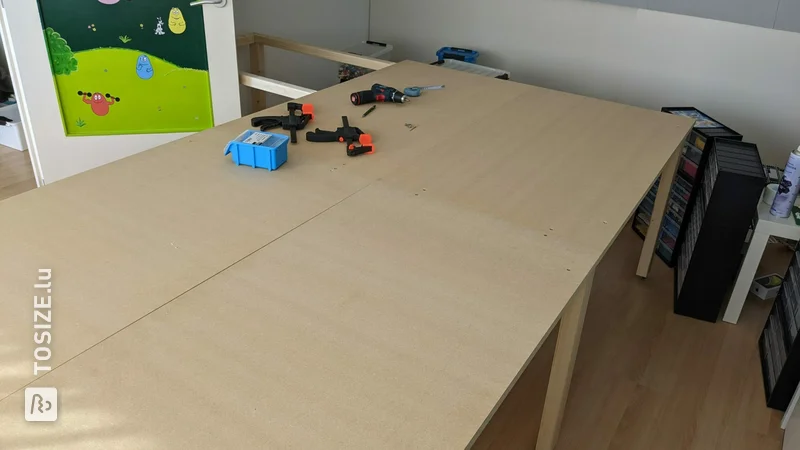 Table Lego dans le grenier, en MDF et pin, par Jeroen