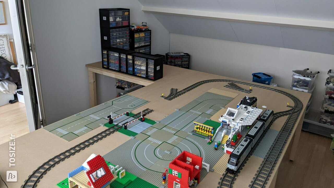 Table Lego dans le grenier, en MDF et épicéa, par Jeroen