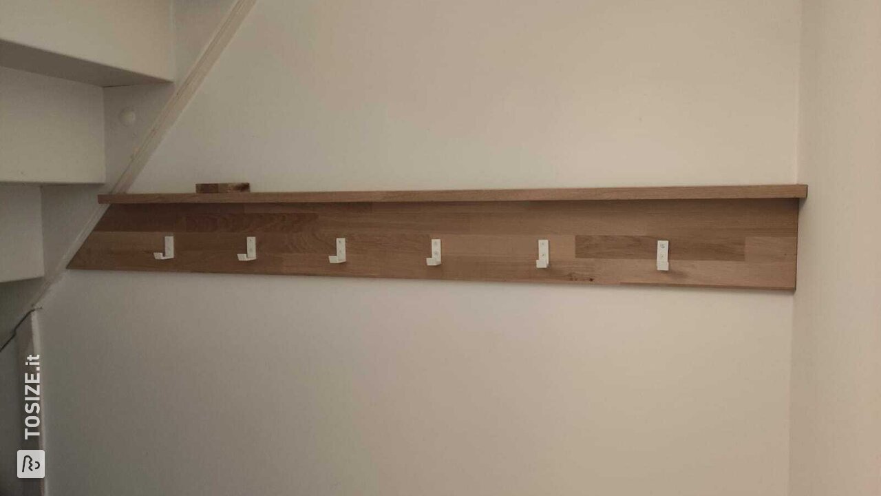 Appendiabiti in rovere con ganci bianchi su misura, Martijn