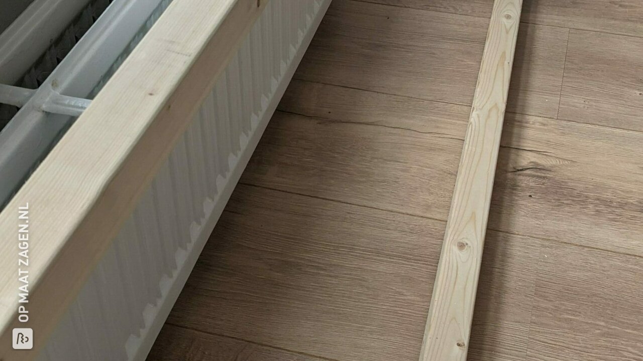 Radiatorombouw met brede vensterbank, door Guido
