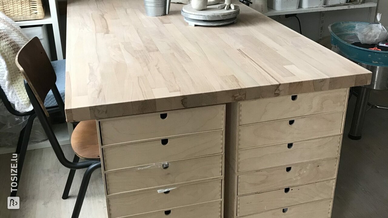 Table de travail en hêtre massif pour l'atelier de céramique, par Cees