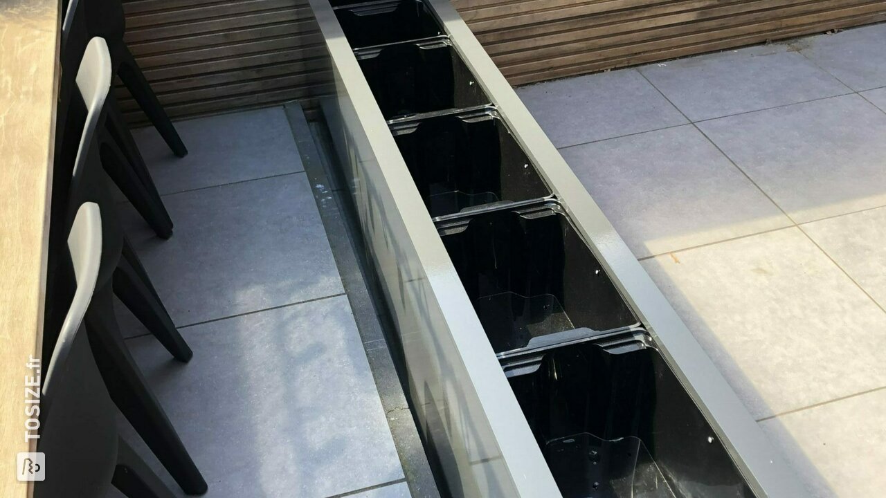 Jardinières noires faites maison pour l'extérieur, par Pieter