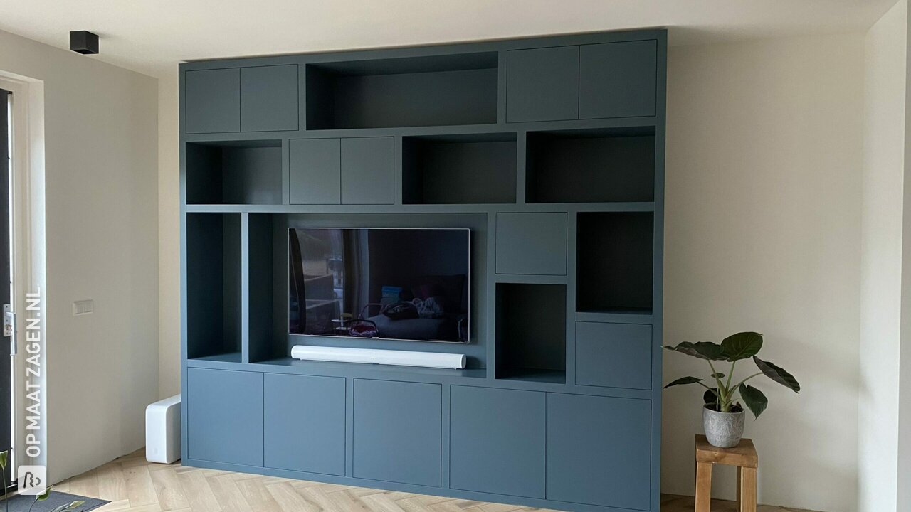 Grote Tv-kast in Histor yippee blue geverfd, door Laura