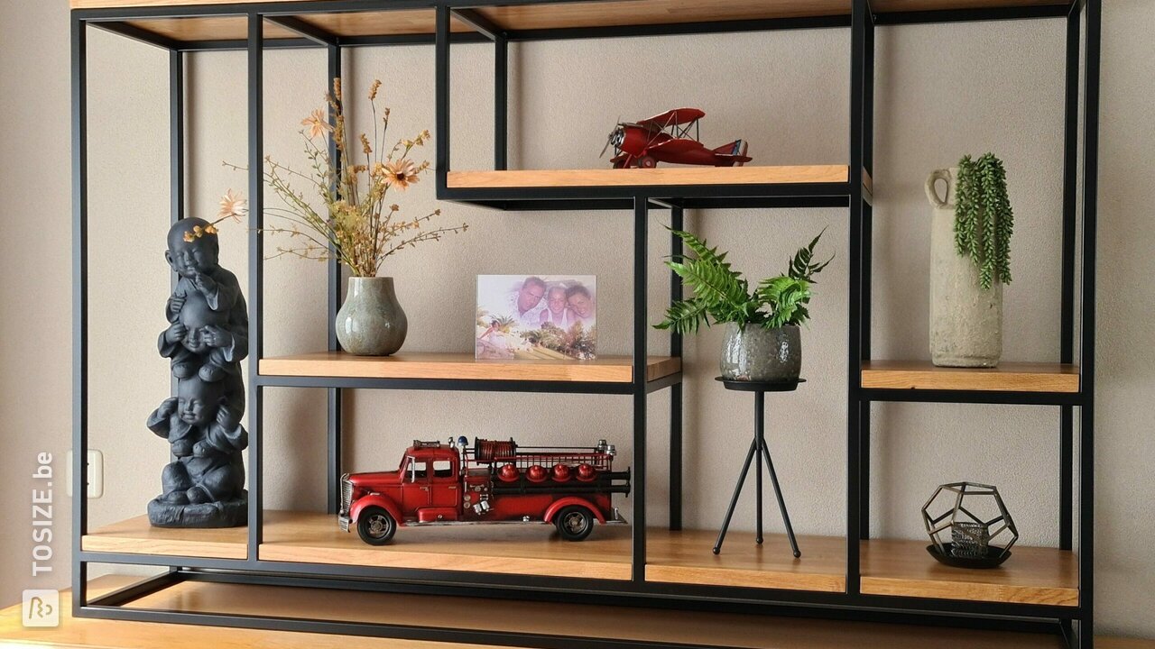 Nieuwe wandkast van massief eiken en staal, door Antoon