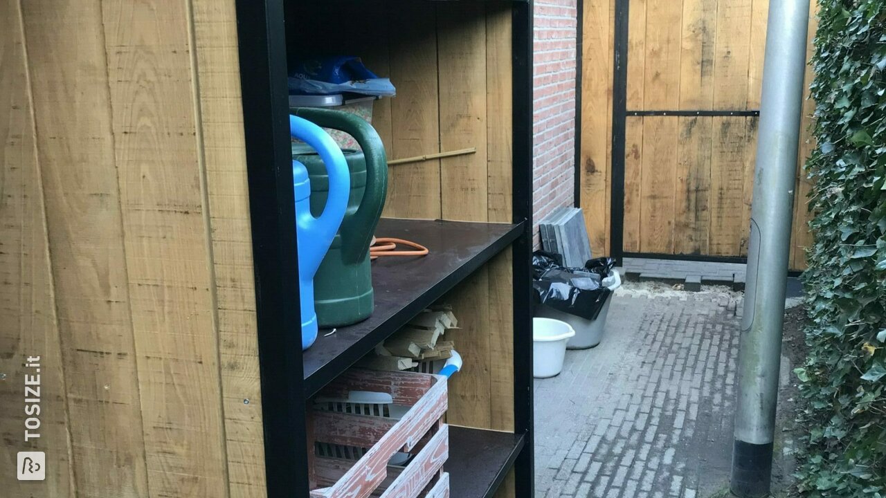 Casa con ripiani in compensato per attrezzi da giardino, di Ben