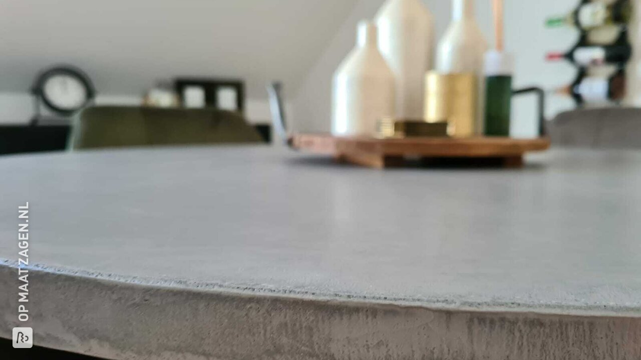 Ronde betonlook eetkamertafel van MDF, door Maarten
