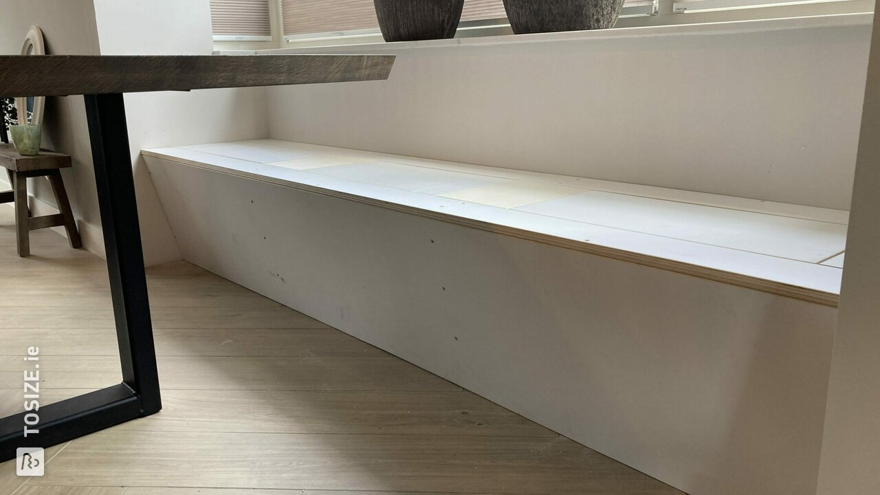 Do it yourself: Dining table Bench between two walls, by Laurens