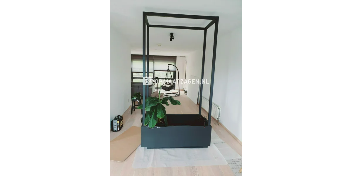 Plantenbak/ room divider, door Darja OPMAATZAGEN.nl