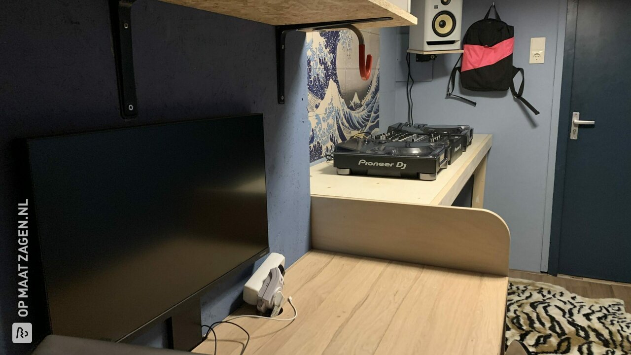 Super strakke DJ Booth van multiplex, door Stephan