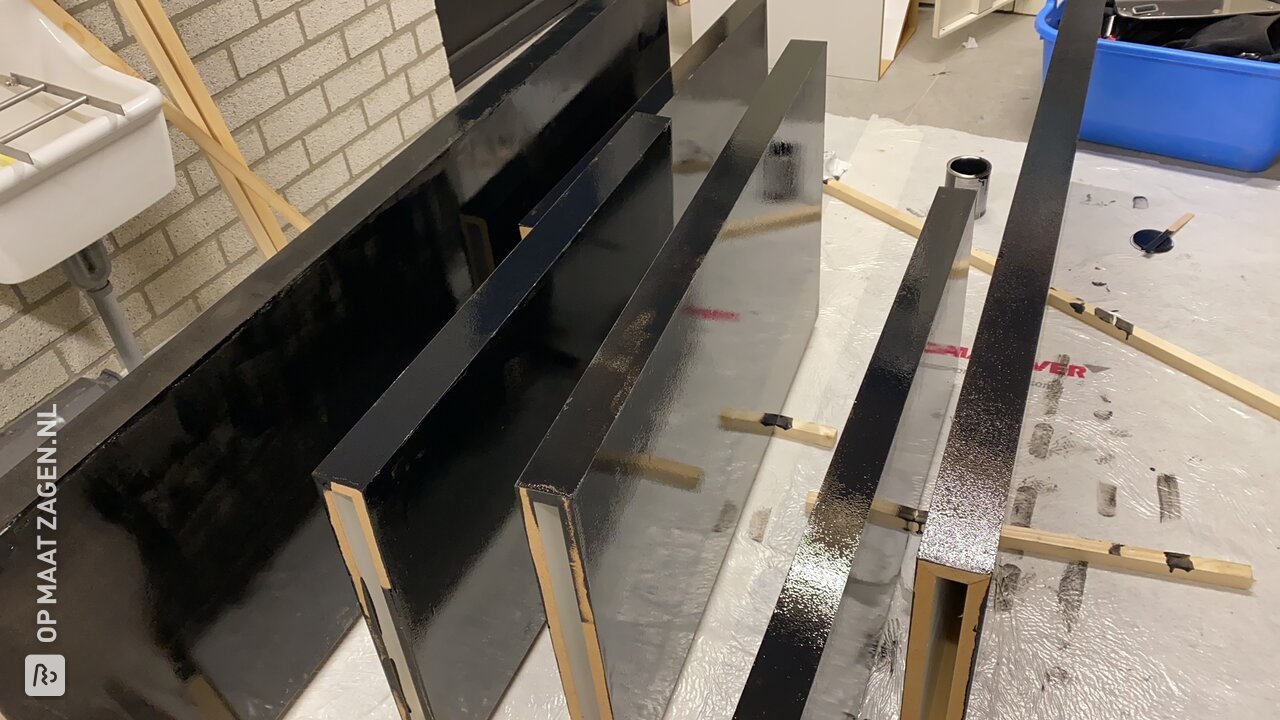 Zelfgemaakte inbouwkast van MDF, door Willia