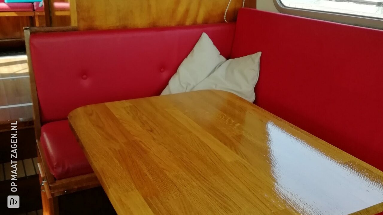Tafel in de boot, door Bé