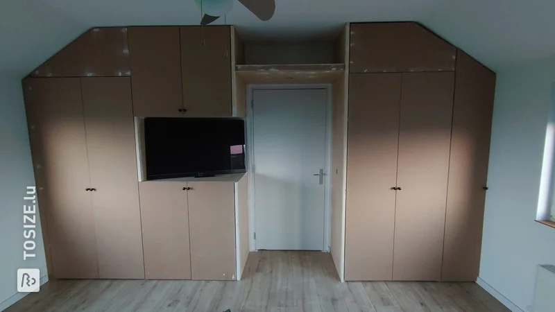 Armoire de chambre entièrement réalisée sur mesure, par Julien