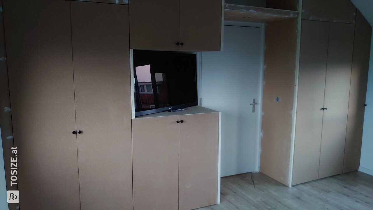 Schlafzimmerschrank komplett nach Maß, von Julien